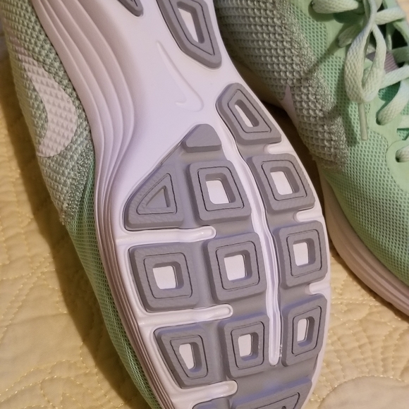 Nike shoes - Picture 2 of 3